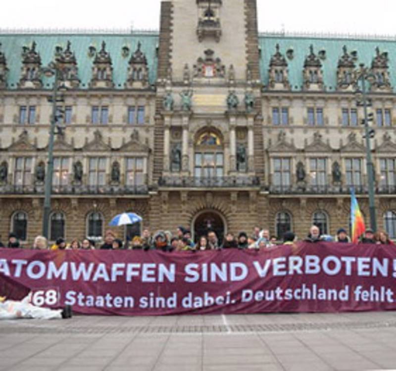 Zwei Jahre Atomwaffenverbotsvertrag. Protest vor dem Hamburger Rathaus, 2023. Foto: IPPNW.