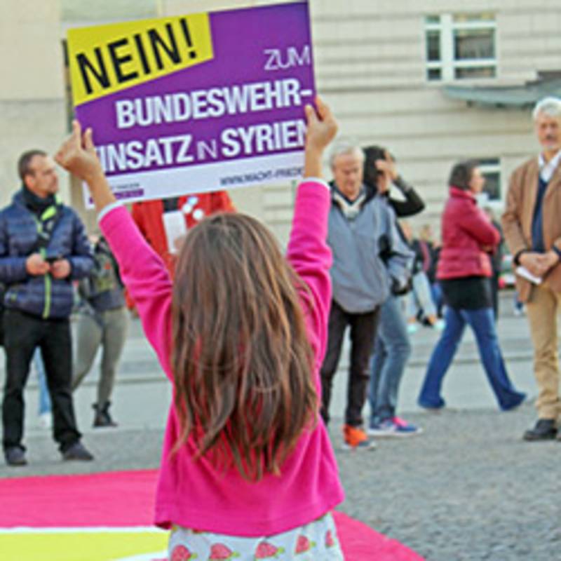 Macht Frieden. Demonstration gegen den Einsatz der Bundeswehr in Syrien - Berlin, 2017. Foto: IPPNW