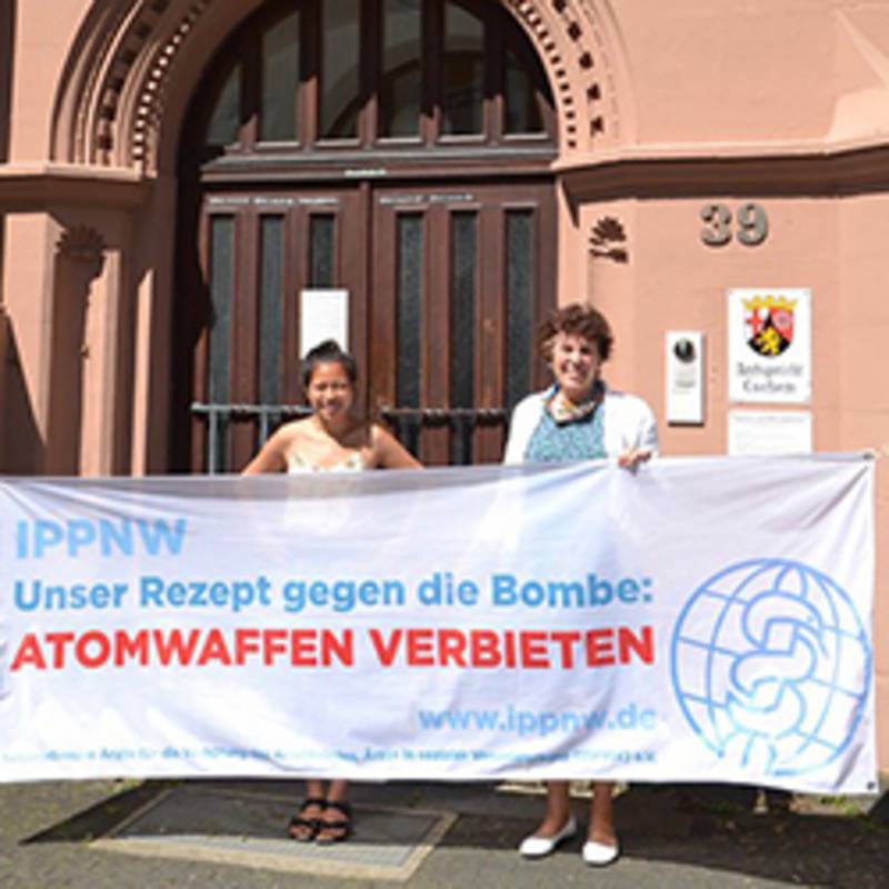 "Unser Rezept gegen die Bombe: Atomwaffen verbieten!" Thuy Linh Pham und Dr. Brigitte Hornstein vor dem Amtsgericht Cochem, 24.6.2020. Foto: Büchel17