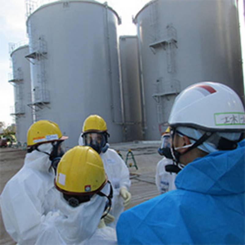 IAEO-Inspektion in Fukushima Dai-ichi am 7. November 2018 vor den Wassertanks, Foto: Tepco