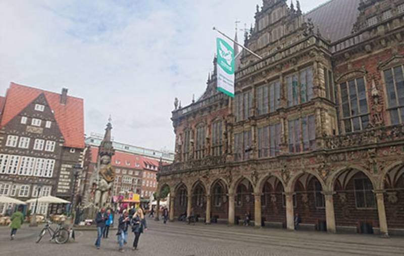 Die Flagge der Bürgermeister für den Frieden vor dem Bremer Rathaus am 8.7.2020