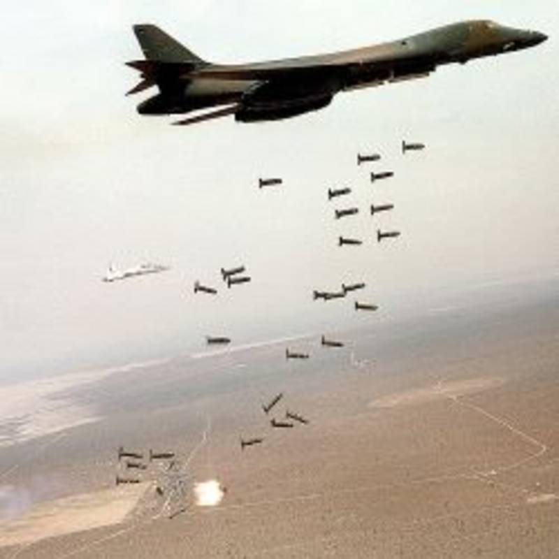 B1-B_Lancer_and_cluster_bombs Foto: U.S. Air force/gemeinfrei.