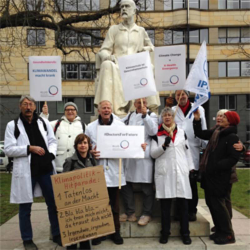 Ärzt*innen der IPPNW unterstützen die FridayForFuture - Schüler*innen. Demonstration am 15. April 2019, Foto: KLUG