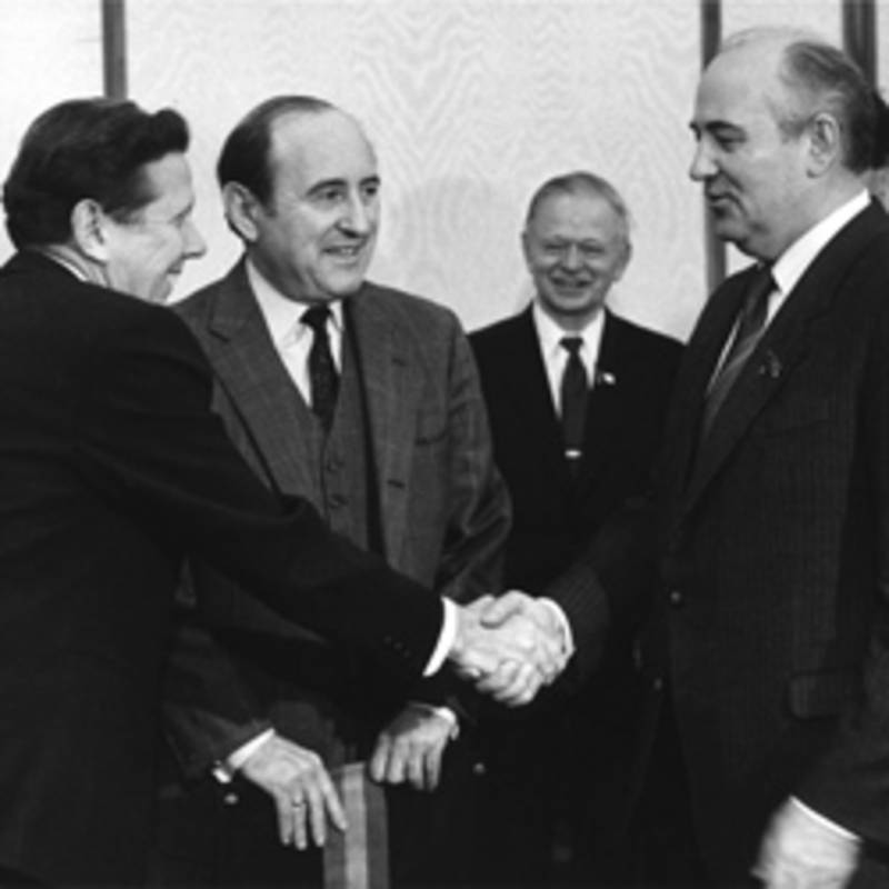 Evgenij Chazov und Bernard Lown treffen sich mit ehem. Generalsekretär Mikhail Gorbatschow, 1987. Foto: Archiv