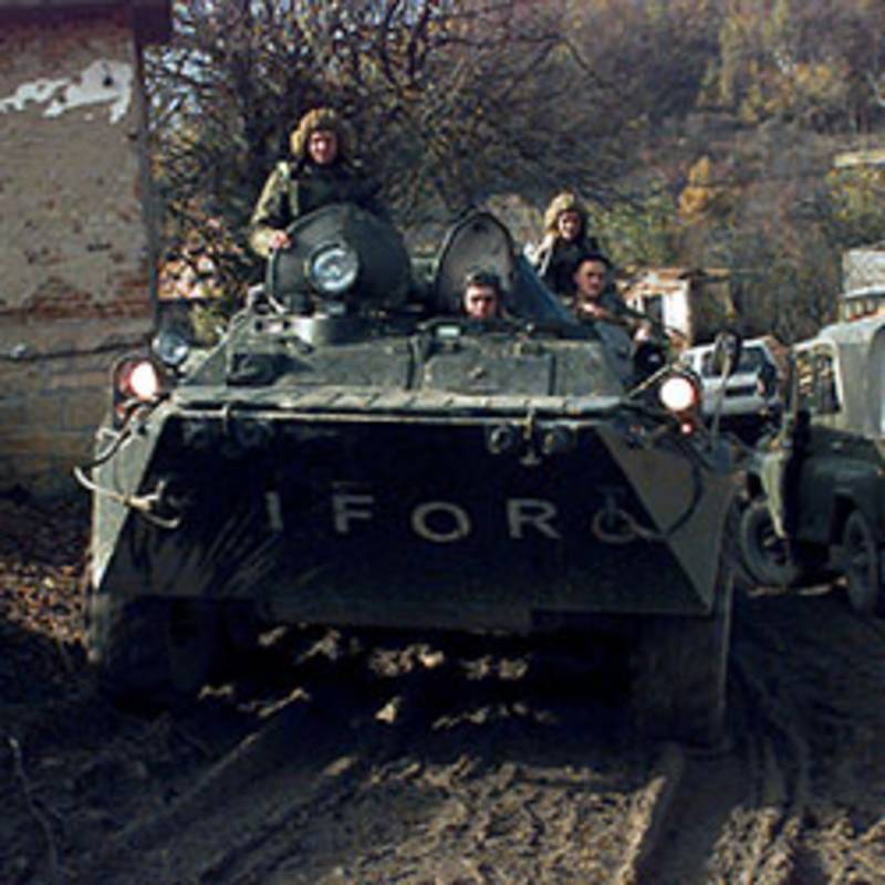 Russische Soldaten auf Schützenpanzerwagen BTR-80 im Rahmen des IFOR-Einsatzes, November 1996. Foto: SGT Hohnfels Miller.