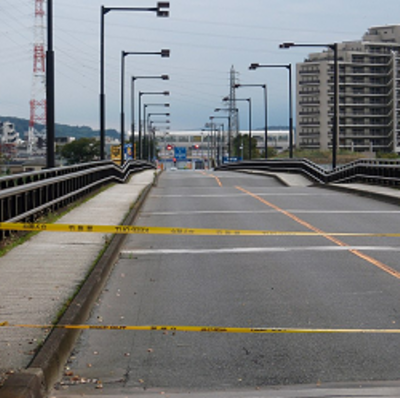Brückenschäden an der Hino Bridge, in Tachikawa in der Präfektur Tokio, nach dem Taifun Hagibis (2019). Foto: MosaMint (Wikimedia Commons).