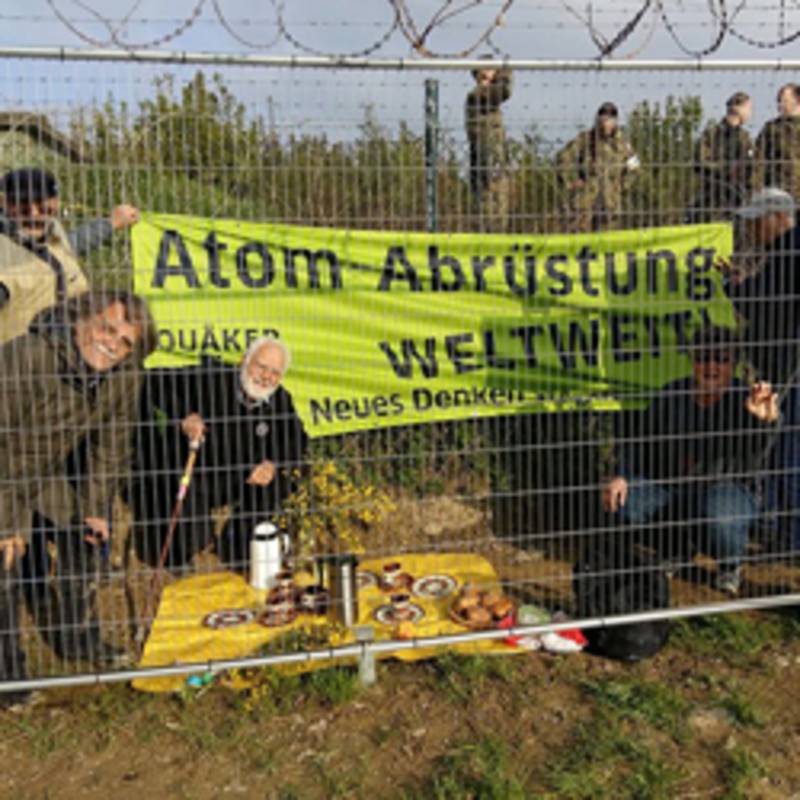 Bereit zum Atomwaffenfreien Picknick zwischen zwei Umzäunungen des Atomwaffenstandorts Büchel am 30.4.2019. Foto: Büchel17