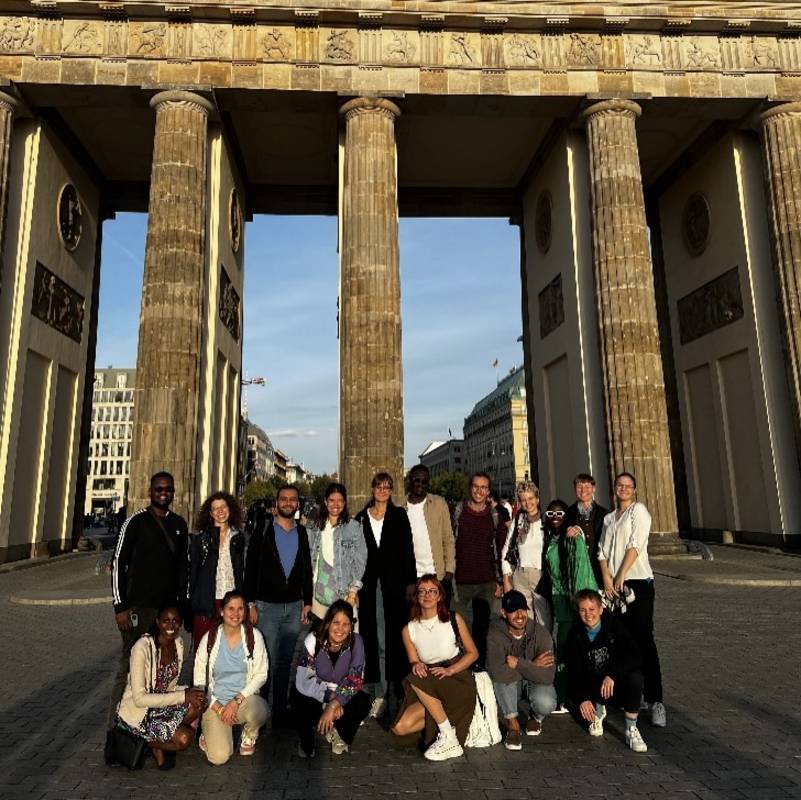 Group photo of the summer school participants in front of the Brandenburg gate. Foto: privat