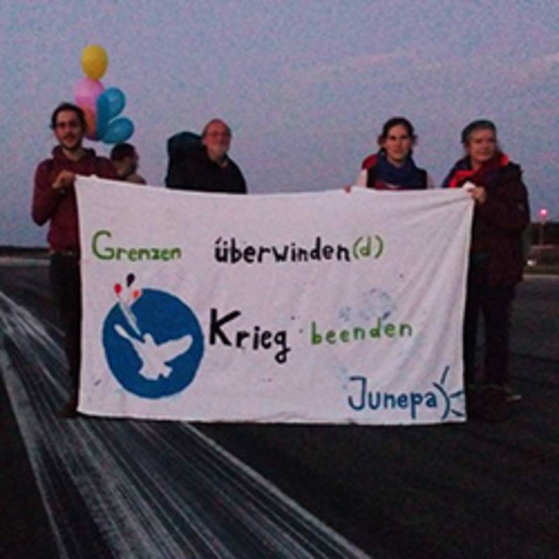 Mit Bannern und Luftballons auf der Startbahn des Atombomberstützpunktes Büchel, September 2016, Foto: Junepa
