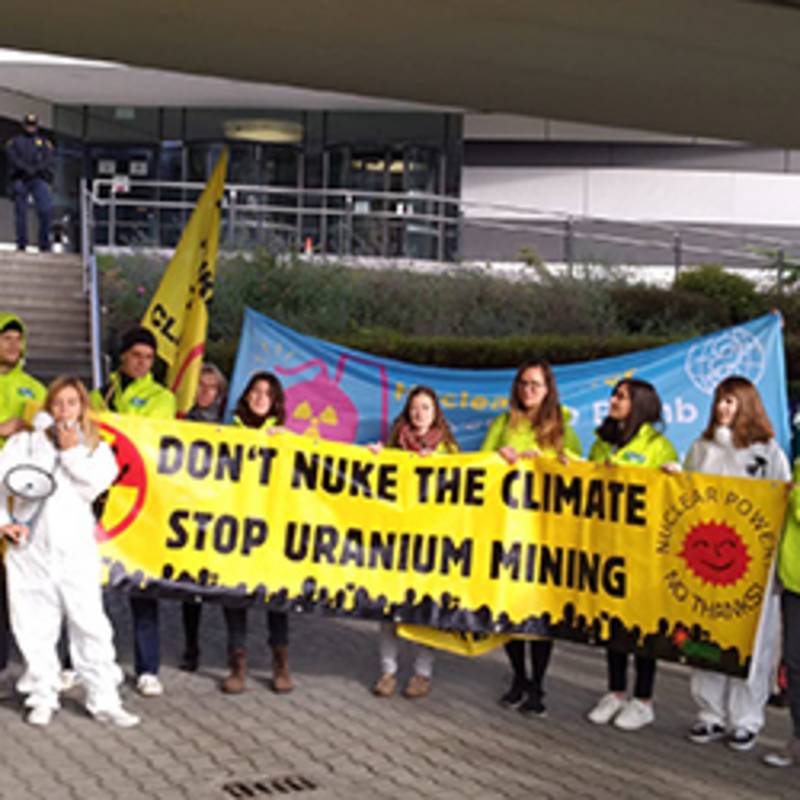 Protestaktion "Don´t nuke the climate" vor dem Konferenzort der IEAO. Foto: Don´t nuke the climate