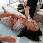 Schilddrüsenuntersuchung eines Kindes in Japan nach der Atomkatastrophe von Fukushima. Foto: Ian Thomas Ash