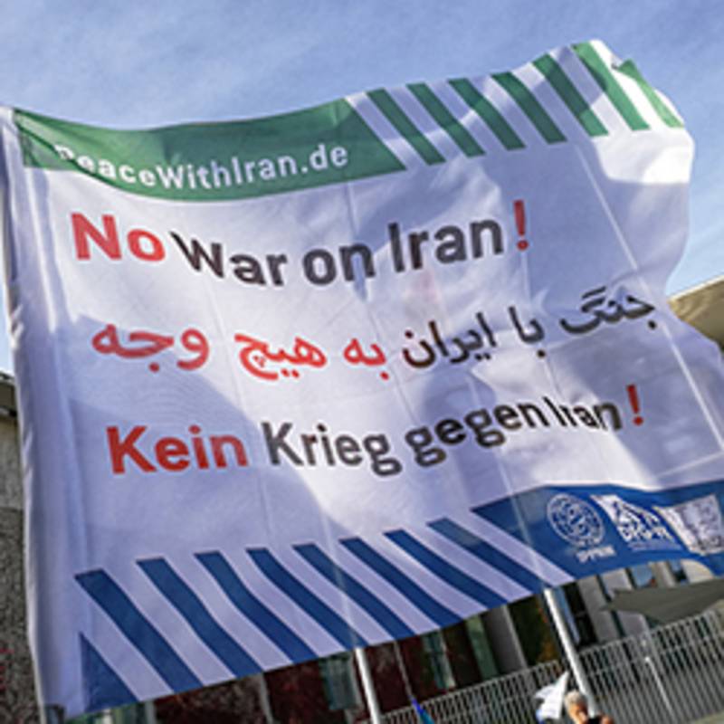 Fahne bei der Friedensfahrradtour zwischen den Botschaften der USA und des Iran am 26.10.2019 in Berlin, Foto: DFG-VK