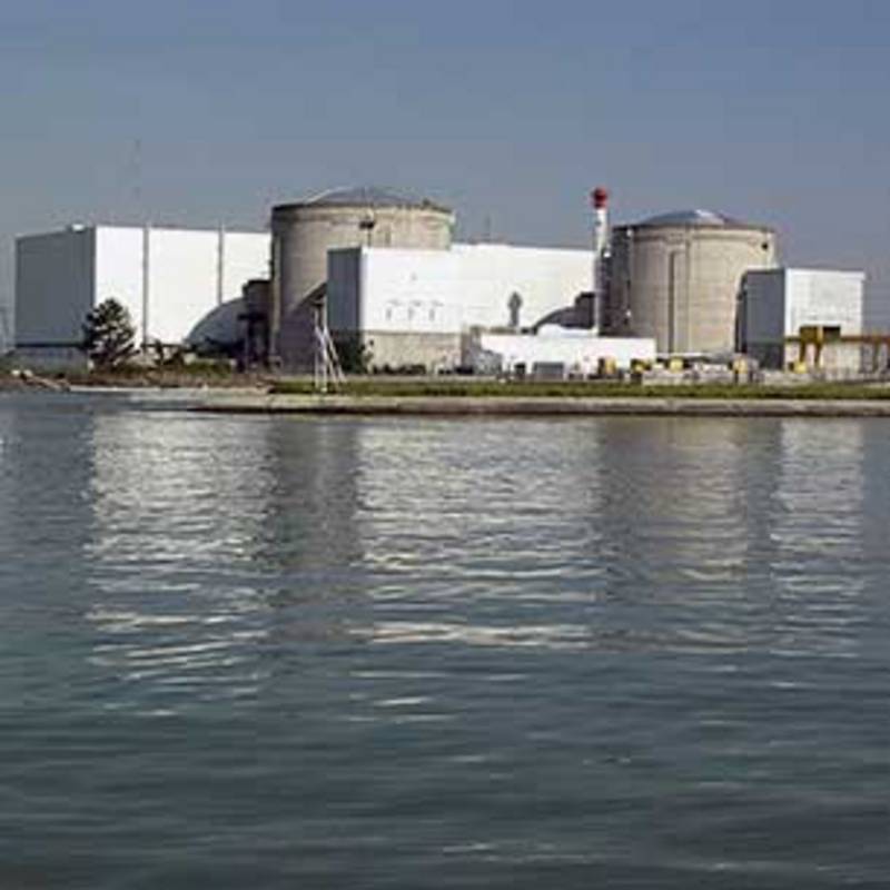 Kernkraftwerk Fessenheim mit den beiden Reaktorgebäuden (grau)