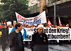 1999: Teilnahme an einer Demonstration gegen den Krieg in Jugoslawien, u. a. mit Horst-Eberhard Richter (IPPNW).