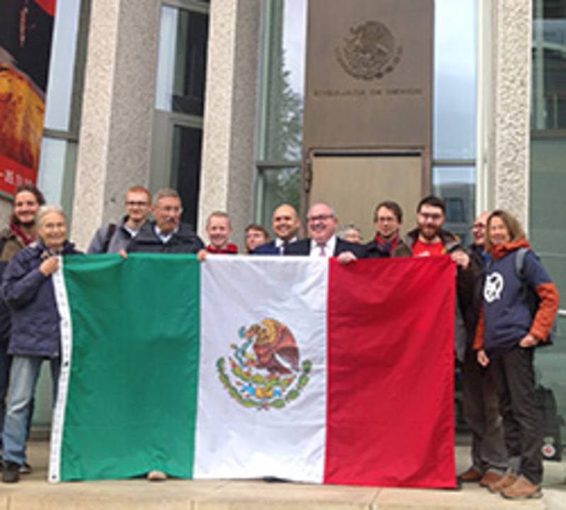 ICAN-Fahrrad-Dankestour zur Botschaft von Mexiko. Das Land ist eines von 19 Staaten, die den UN-Vertrag für ein Verbot von Atomwaffen unterzeichnet haben, Foto: IPPNW