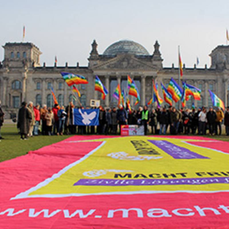 Aktion der Kampagne "MACHT FRIEDEN, Zivile Lösungen für den Bundestag" am 10.11.2016 anlässlich der Bundestagsabstimmung zum Syrienmandat , Foto: IPPNW