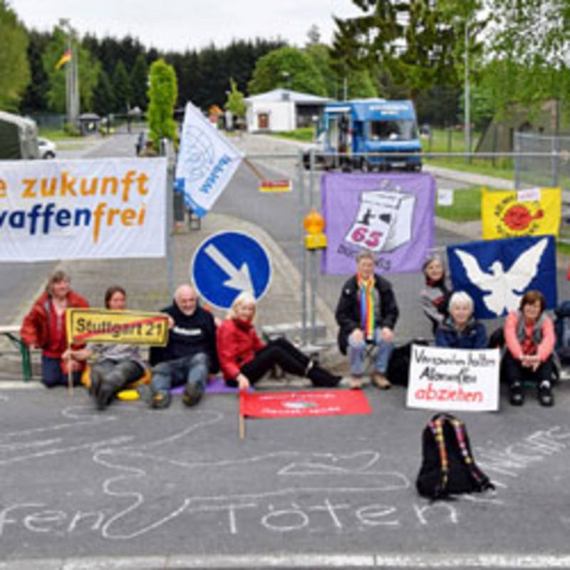 Mitglieder der IPPNW-Gruppe Stuttgart und Stuttgart-21-Gegner/innen am 14. Mai 2015 in Büchel. Foto: Uwe Hiksch