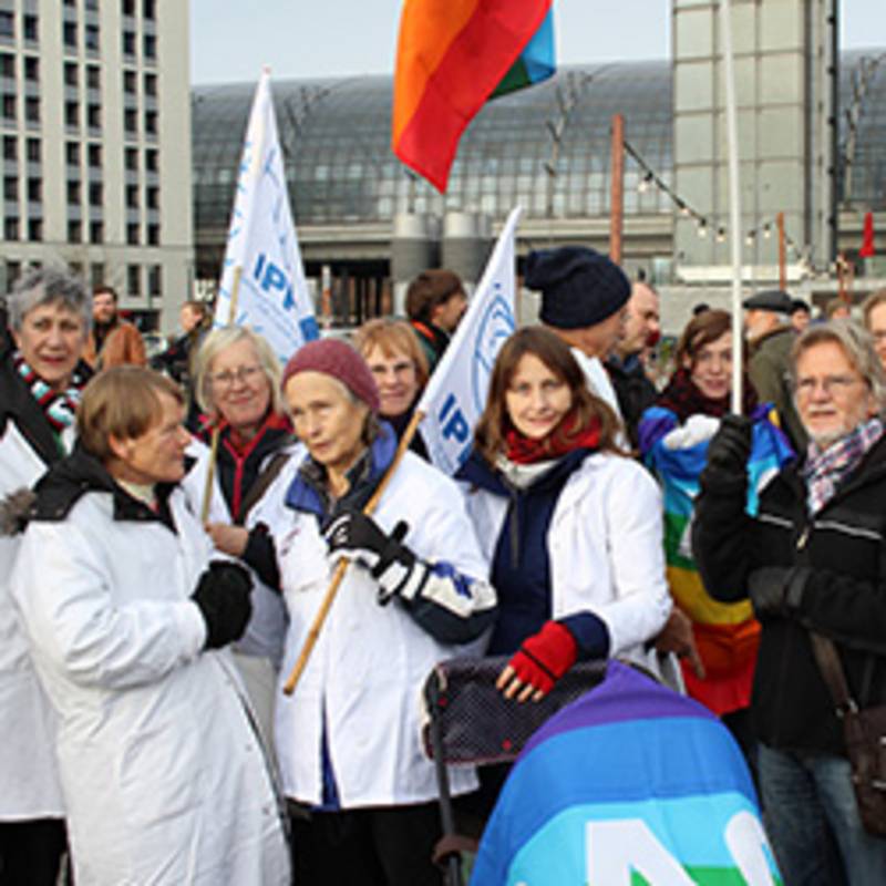 IPPNW-ÄrztInnen bei der Demonstration "Nein zu Krieg und Konfrontation" am 13.12.2014 in Berlin, Foto: IPPNW