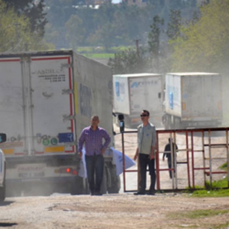 Laster der Vereinten Nationen mit Hilfsgütern fahren bei Nusaybin über die türkisch-syrische Grenze. Foto: Mehmet Bayval