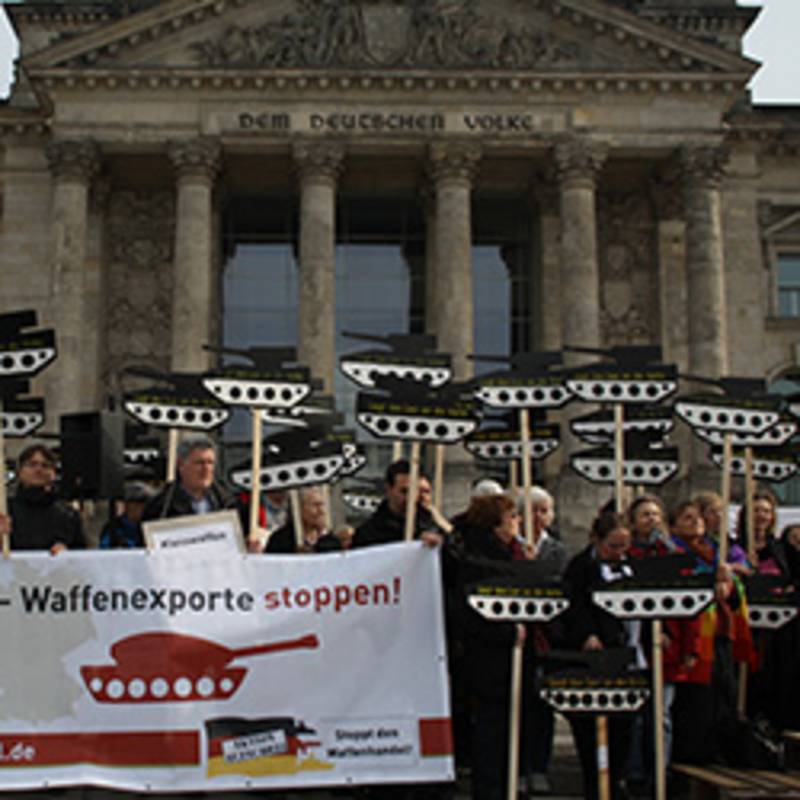 Protest gegen Waffenexporte des Bündnisses "Aktion Aufschrei - Stoppt den Waffenhandel" vor dem Deutschen Bundestag 2014, Foto: IPPNW
