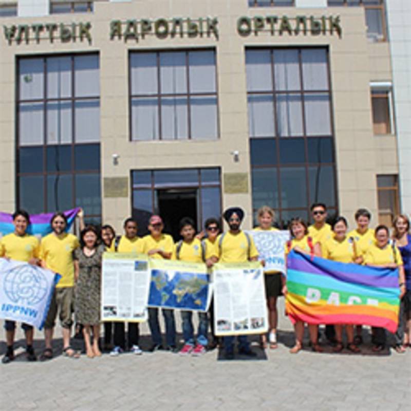 Teilnehmer der IPPNW-Biketour von Semey nach Astana vor dem Museum zum Semipalatinsk-Atomwaffentestgelände, Foto: IPPNW