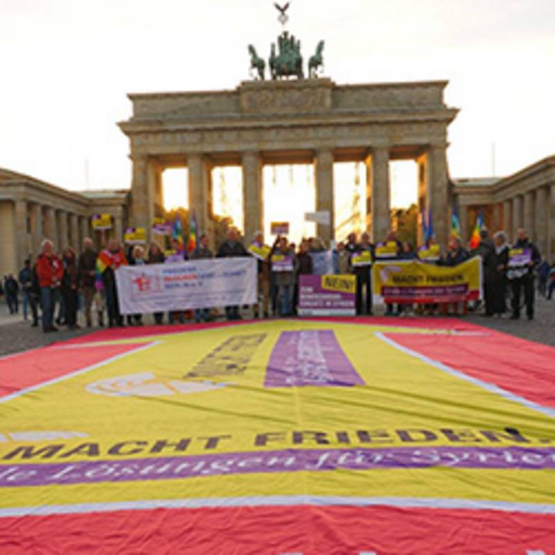 Protestaktion der Kampagne "Macht Frieden. Zivile Lösungen für Syrien" am 8.10.2018 vor dem Brandenburger Tor in Berlin, Foto: Netzwerk Friedenskooperative