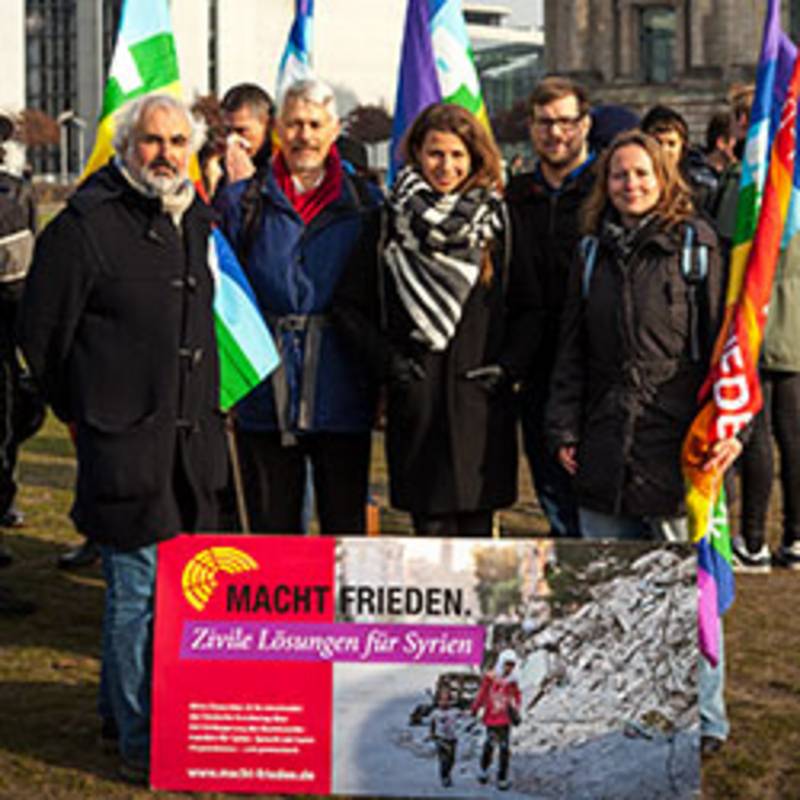Banneraktion der Kampagne "Macht Frieden" am 10.11.2016 vor dem Reichstag, Foto: Netzwerk Friedenskooperative, Jonas Klein