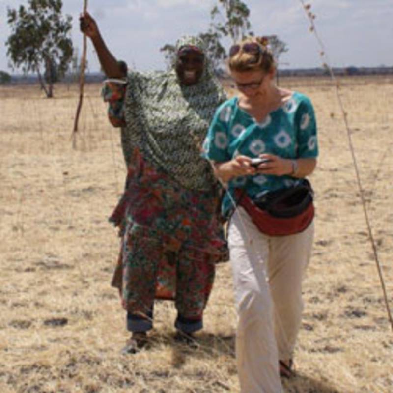 Die IPPNW-Vorsitzende Susanne Grabenhorst besichtigte das Uranabbaugebiet in der Region Bahi in Tansania. Foto: Dirk Seifert /www.umweltfairaendern.de