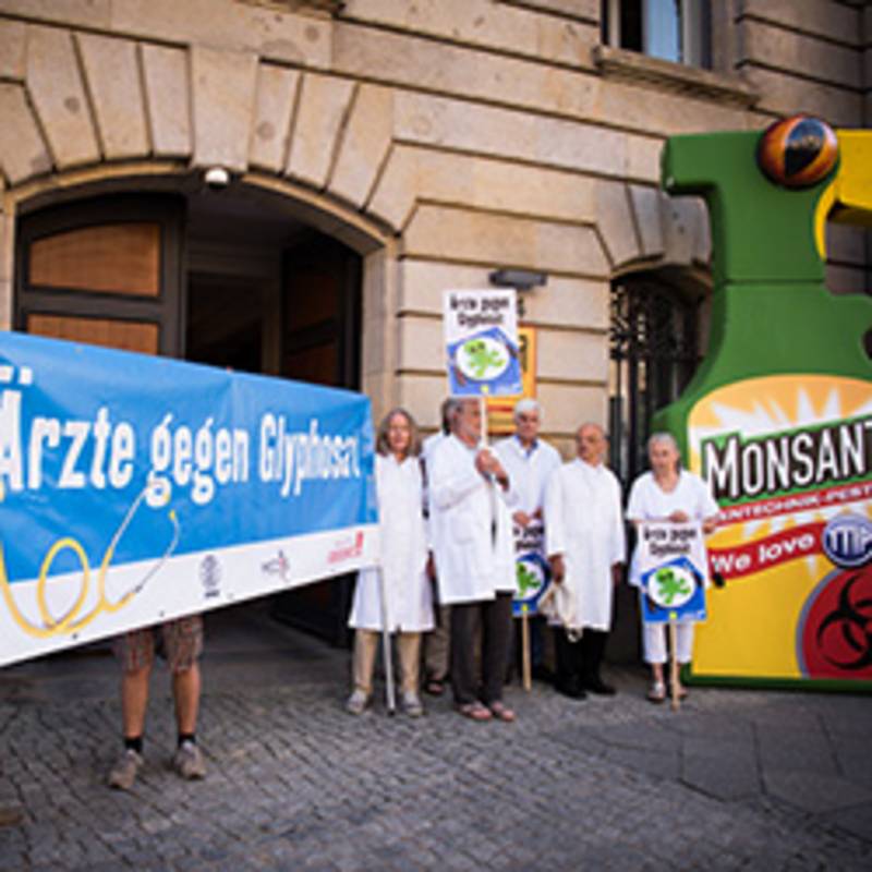 IPPNW-ÄrztInnen demonstriere am 6. Juni 2016, dem Tag, an dem die EU über die Verlängerung der Glyphosat-Zulassung abstimmt. Foto: Chris Grodotzki / Campact