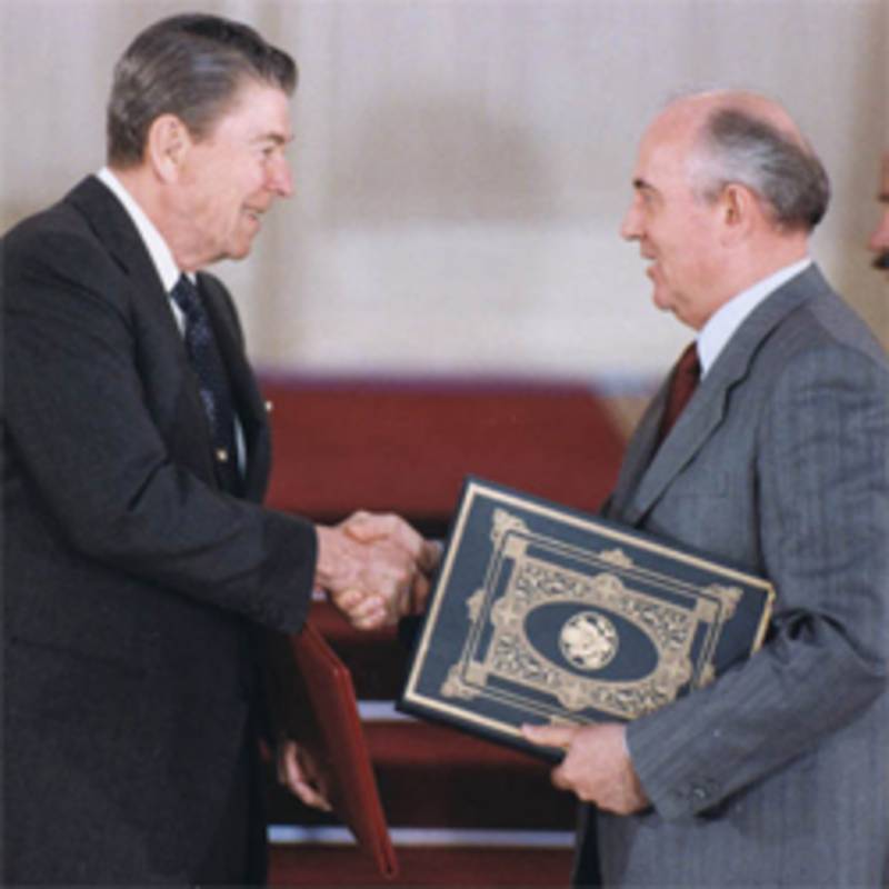 Ronald Reagan und Mikhail Gorbatschow nach der Unterzeichnung des INF-Vertrags, 01.06.1988, Foto: Reagan Library