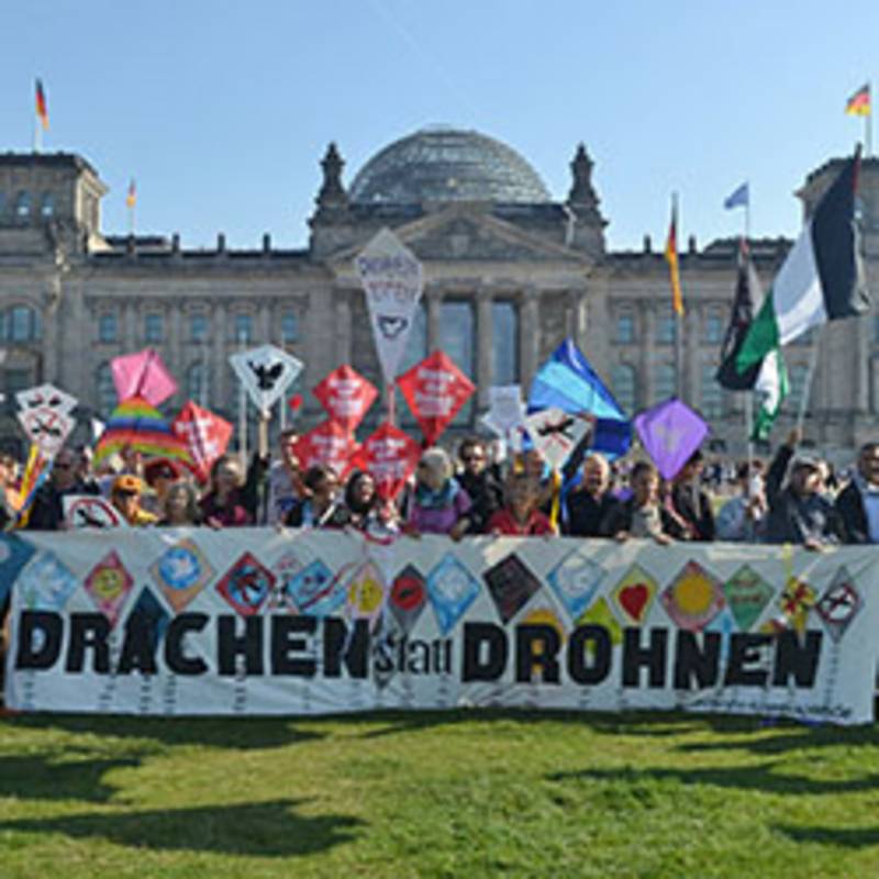 Aktion vor dem Bundestag: Drachen statt Drohnen: Lasst 1000 Drachen fliegen!, 04.10.14, Foto: Uwe Hiksch