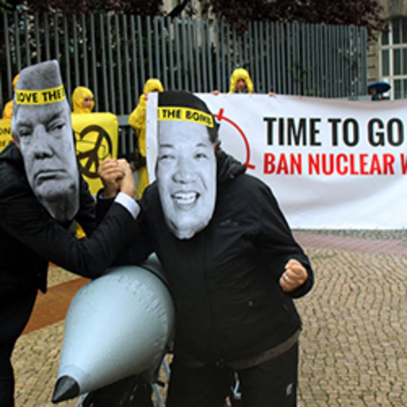 FriedensaktivistInnen protestieren vor Botschaften Nordkoreas und der USA gegen atomares Säbelrasseln. Foto: ICAN Germany
