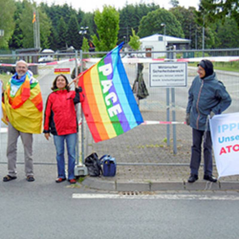 Abschluss-Blockade des Fliegerhorstes Büchel, in dem vermutlich ca. 20 Atombomben gelagert sind. Foto: IPPNW