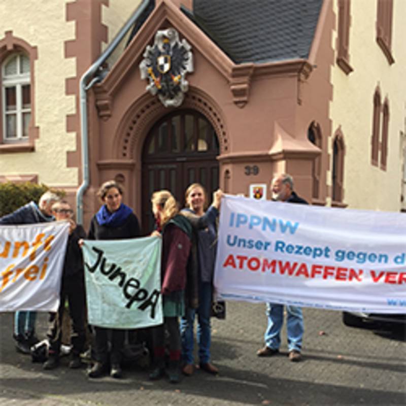 Protest der AbrüstungsaktivistInnen gegen Atomwaffen vor dem Landgericht Cochem, Foto: IPPNW