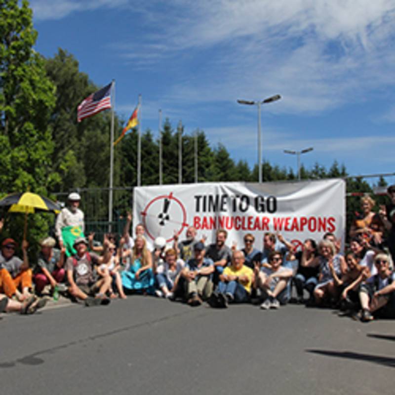 IPPNW-Protestaktion vor dem Haupttor des Fliegehorstes Büchel, auf dem US-Atomwaffen stationiert sind, Foto: IPPNW