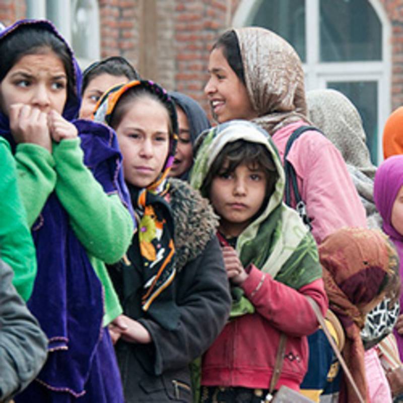 Flüchtlingskinder in Kabul erhalten Winterkleidung von ISAF-Mitarbeitern, Foto: NATO, U.S. Air Force Capt. John Callahan (bearbeitet)