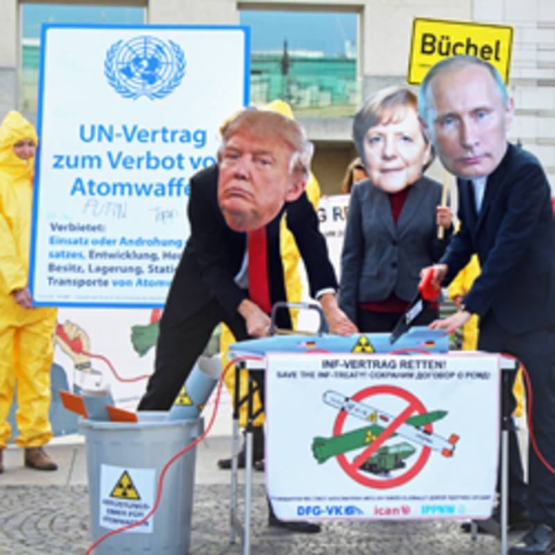 Straßentheater: Trump und Putin zerstören eine Atomwaffe, Merkel freut sich. Foto: Regine Ratke
