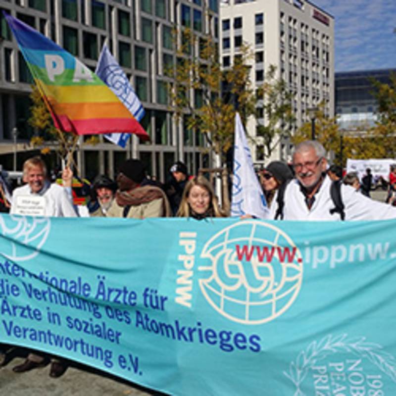 IPPNW-Ärztinnen und -Ärzte auf der TTIP-Demo am 10. Oktober 2015 in Berlin, Foto: IPPNW