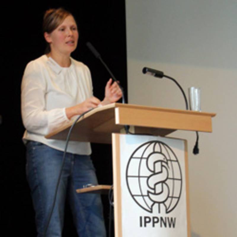 Inga Blum redet bei der Friedenskonferenz in Frankfurt/M am 3. Oktober 2015. Bild: IPPNW /Ratke