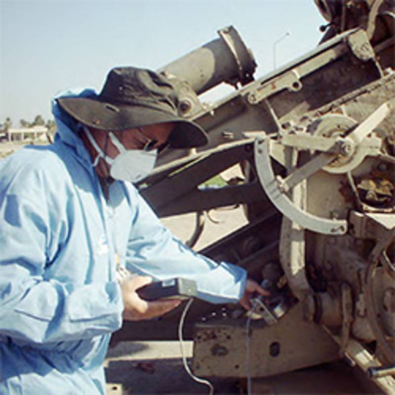 Ein britischer Militärexperte untersucht ein mit Uranmunition verseuchtes Fahrzeug zur Flugzeugabwehr in Basra, Irak (2003), Foto: Britisches Verteidigungsministerium