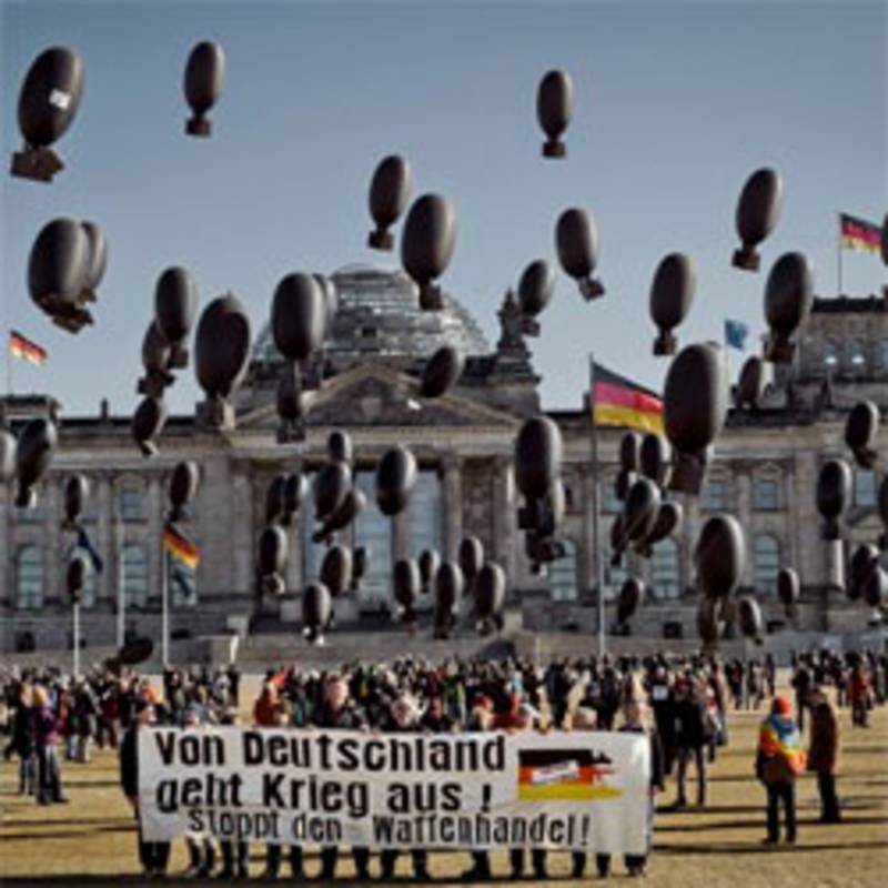 Aktionstag der Kampagne "Aktion Aufschrei - Stoppt den Waffenhandel" am 26.02.012 in Berlin, Foto. Aktion Aufschrei