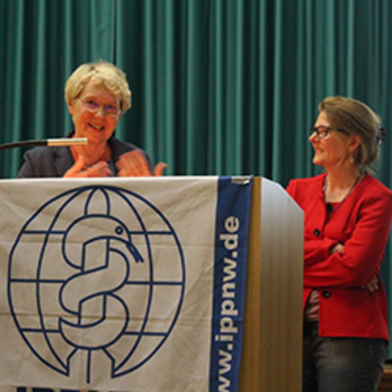 Prof. Dr. Hanne Margret Birckenbach und Susanne Grabenhorst (IPPNW-Vorsitzende) auf dem IPPNW-Jahrestreffen in Mönchengladbach, Foto: IPPNW