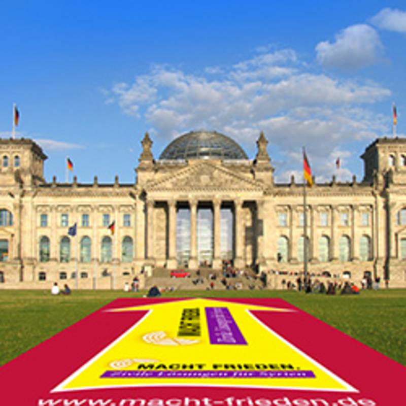 Am 10. November 2016 protstiert die Kampagne "MACHT FRIEDEN - Zivile Lösungen für Syrien" vor dem Reichstag. Foto: macht-frieden.de