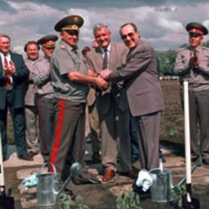 Am 4. Juni 1996: William Perry, Gen. Pavel Grachev und Valery Shmarov pflanzen Sonnenblumen in einem Feld auf dem ehemaligen Atomwaffengelände in Pervomaysk, Ukraine. Foto: DoD
