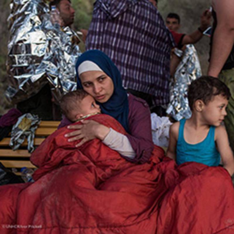 Die syrische Geflüchtete Asmaa drückt ihr sechs Monate altes Baby an sich.© UNHCR/Ivor Prickett
