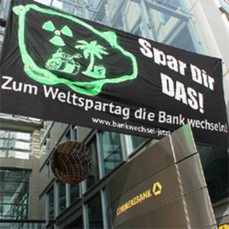 Am Vortag des Weltspartages am 30. Oktober hat  das Bündnis „Bankwechsel Jetzt!“ auf die schmutzigen Geschäfte von Großbanken aufmerksam gemacht