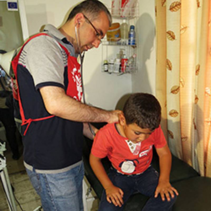 Ein Arzt untersucht ein syrisches Flüchtlingskind. Foto:  Joêlle El Dib / Caritas Lebanon, https://www.flickr.com/photos/rasande/10630774774