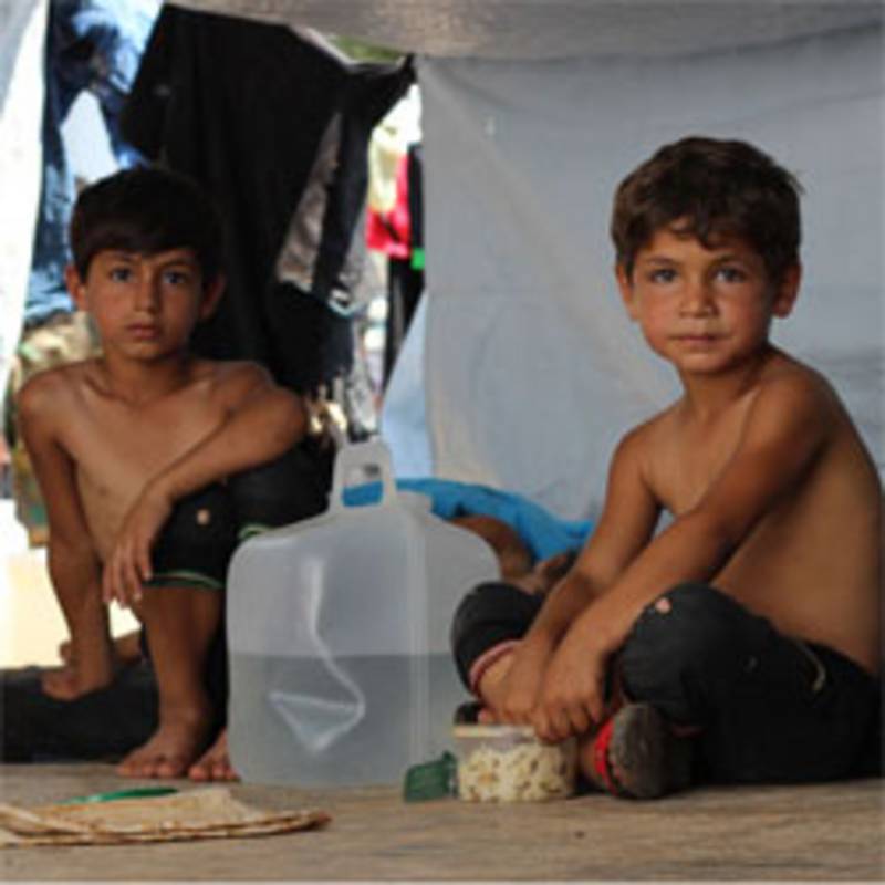Vor dem Krieg geflüchtete syrische Jungen in einem UN-Zelt im Westen Aleppos. Laut Unicef sind 2 Millionen Menschen von der Trinkwasserversorgung abgeschnitten. Foto: UNICEF/Khuder Al-Issa