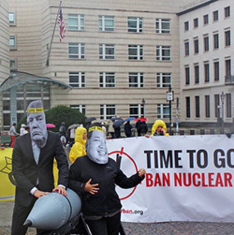 Fotoaktion von ICAN, IPPNW und DFG-VK vor der US-Botschaft gegen nukleares Säbelrasseln. Foto: IPPNW