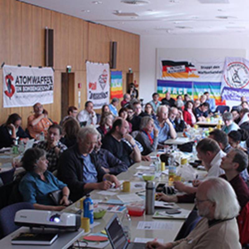 Auf der Aktionskonferenz der Friedensbewegung wandten sich die über 100 Teilnehmerinnen und Teilnehmern gegen Kriege und Aufrüstung. Foto: Lucas Wirl